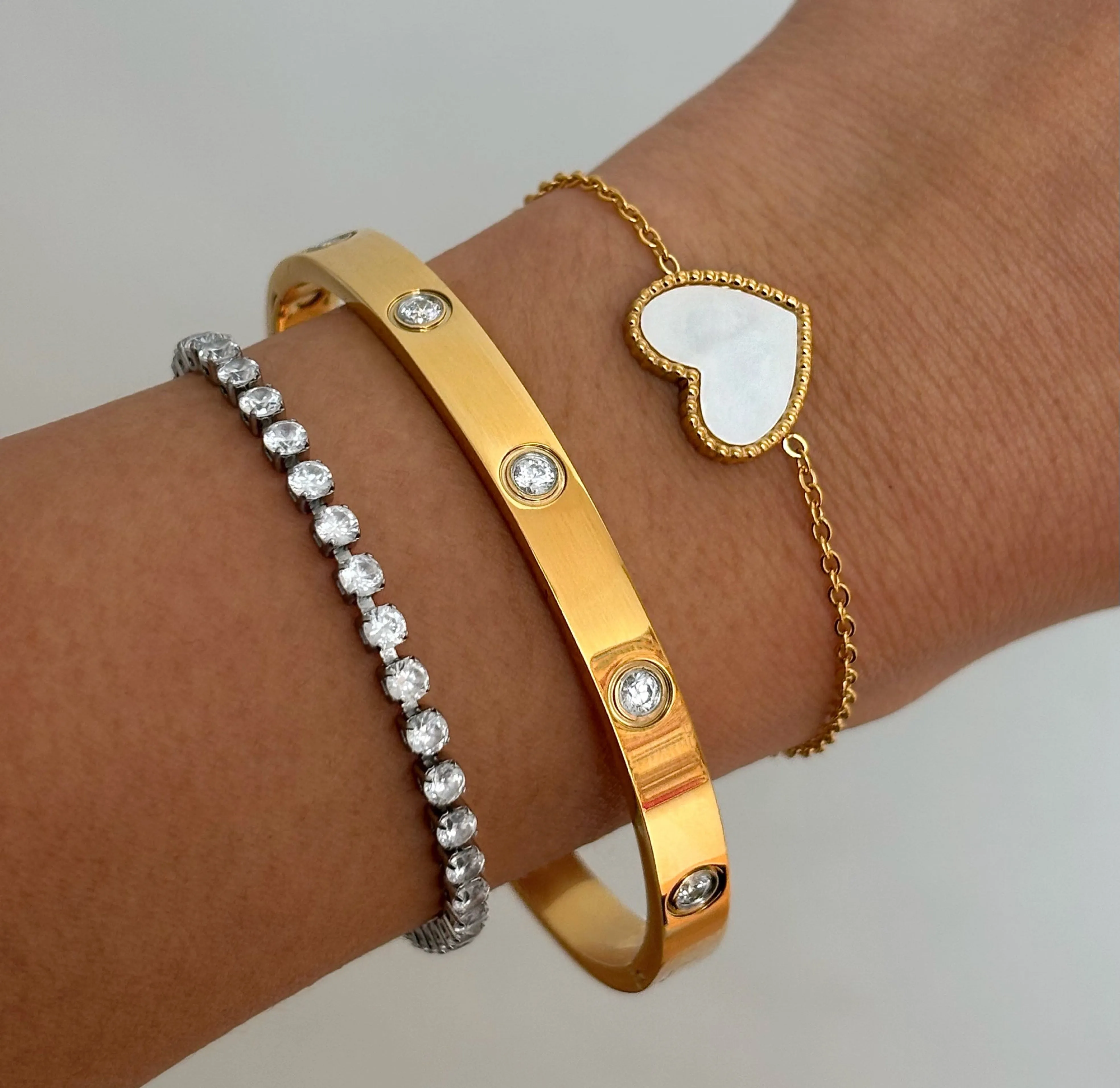 AMIRI GOLD PEARL HEART BRACELET