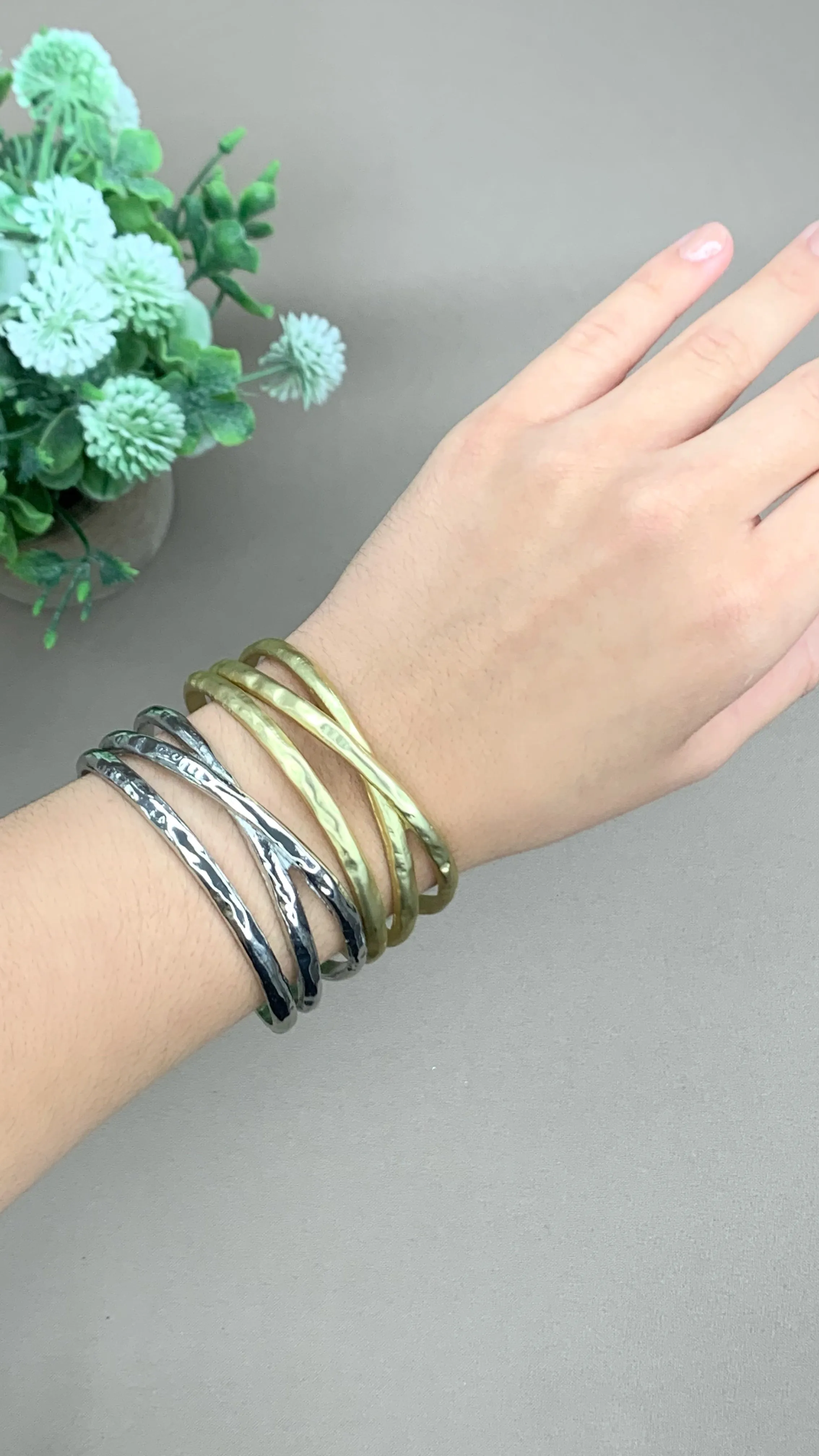 Cuff With Crossed Lines Gold