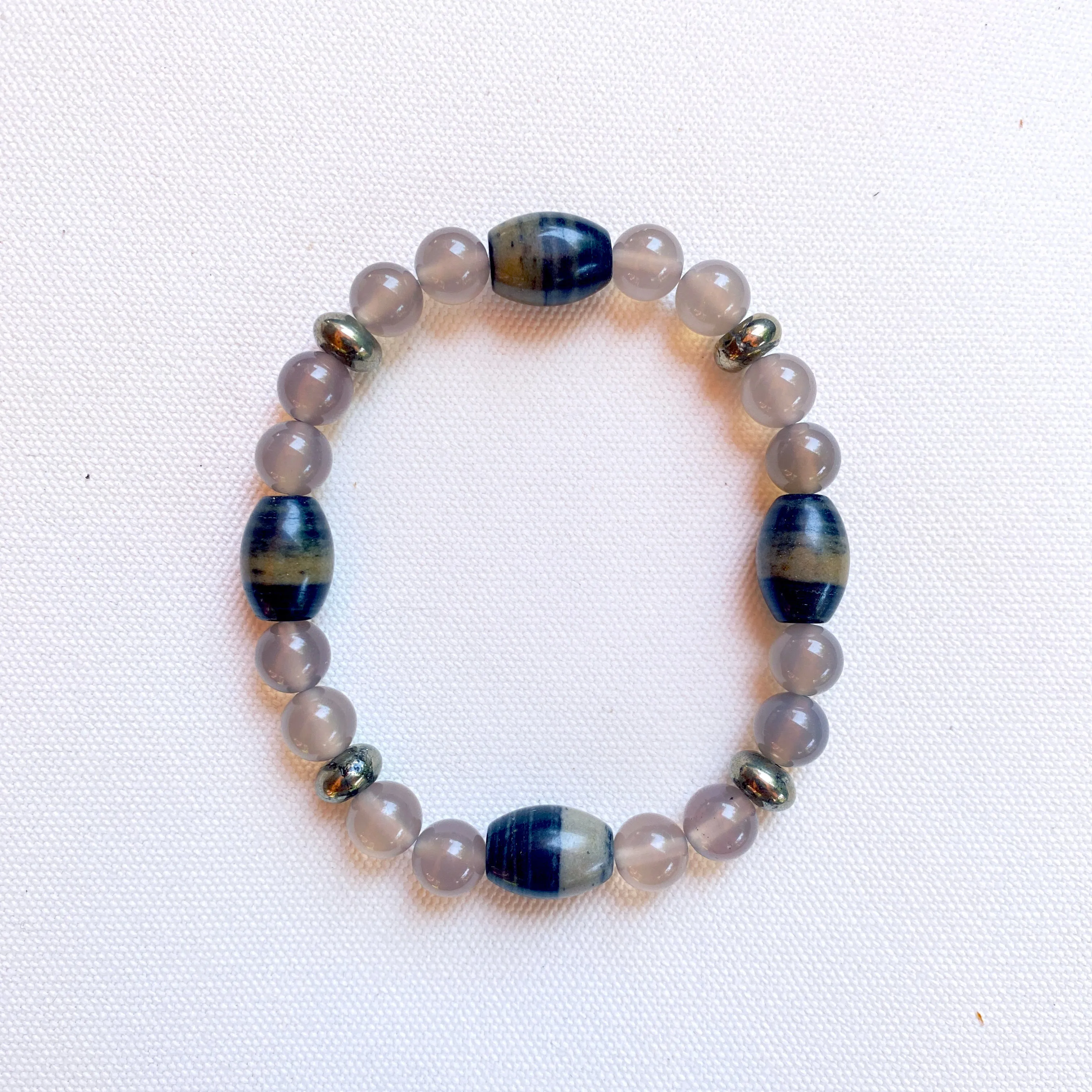 Grey agate, pyrite, 𝘕𝘢𝘵𝘶𝘳𝘢𝘭 opal, stretch bracelet