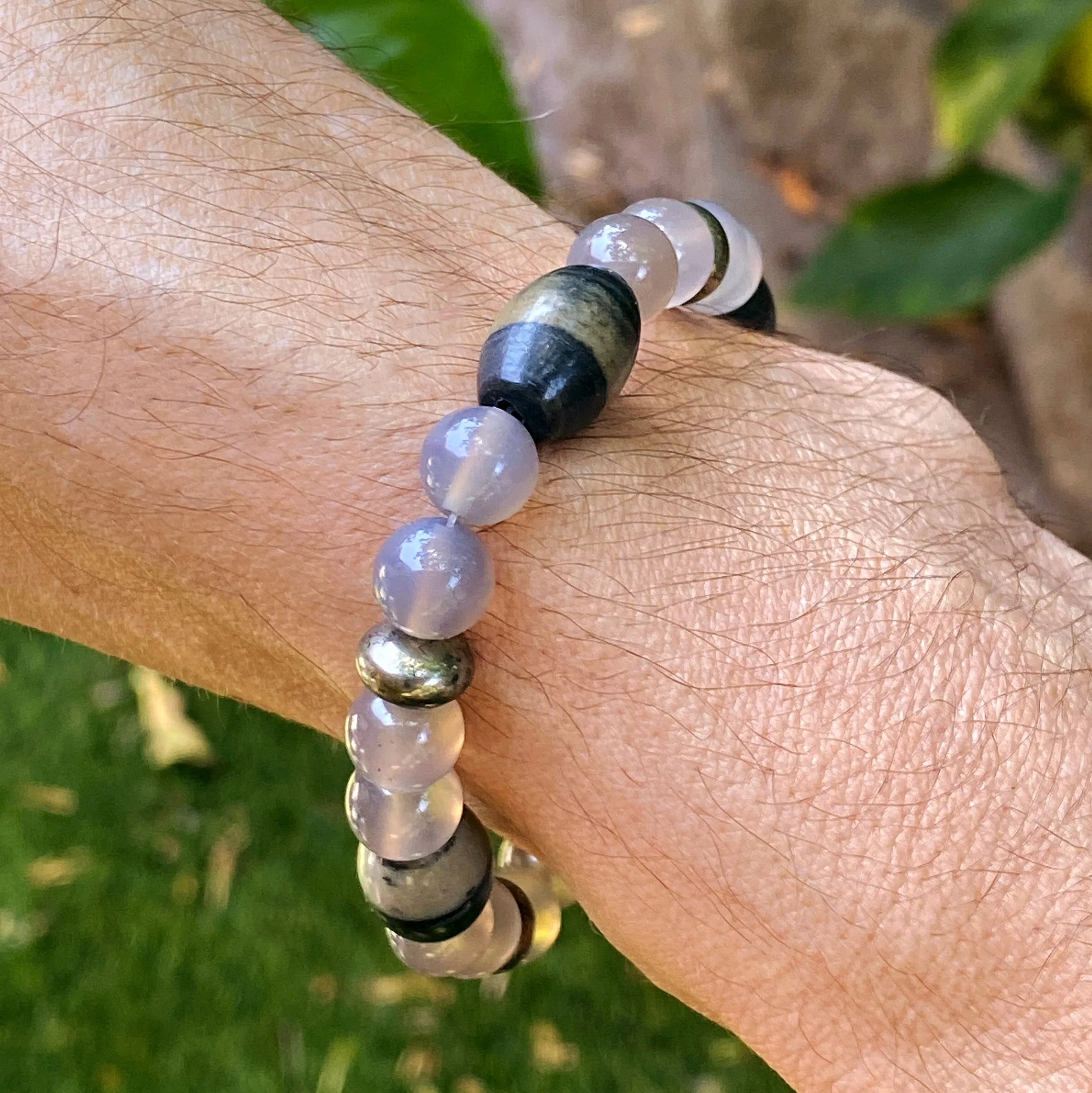 Grey agate, pyrite, 𝘕𝘢𝘵𝘶𝘳𝘢𝘭 opal, stretch bracelet