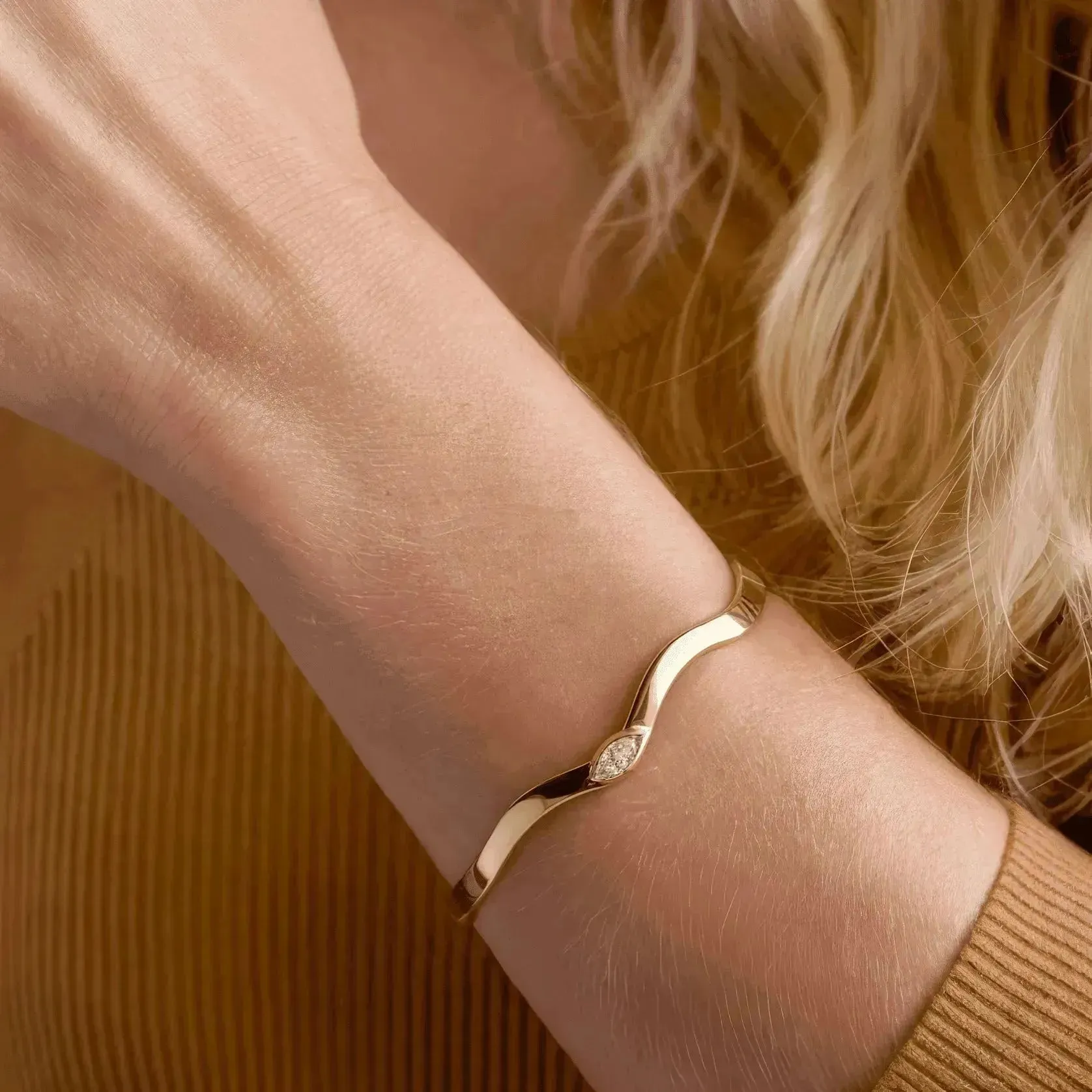 Pear Taylor Wave Bangle