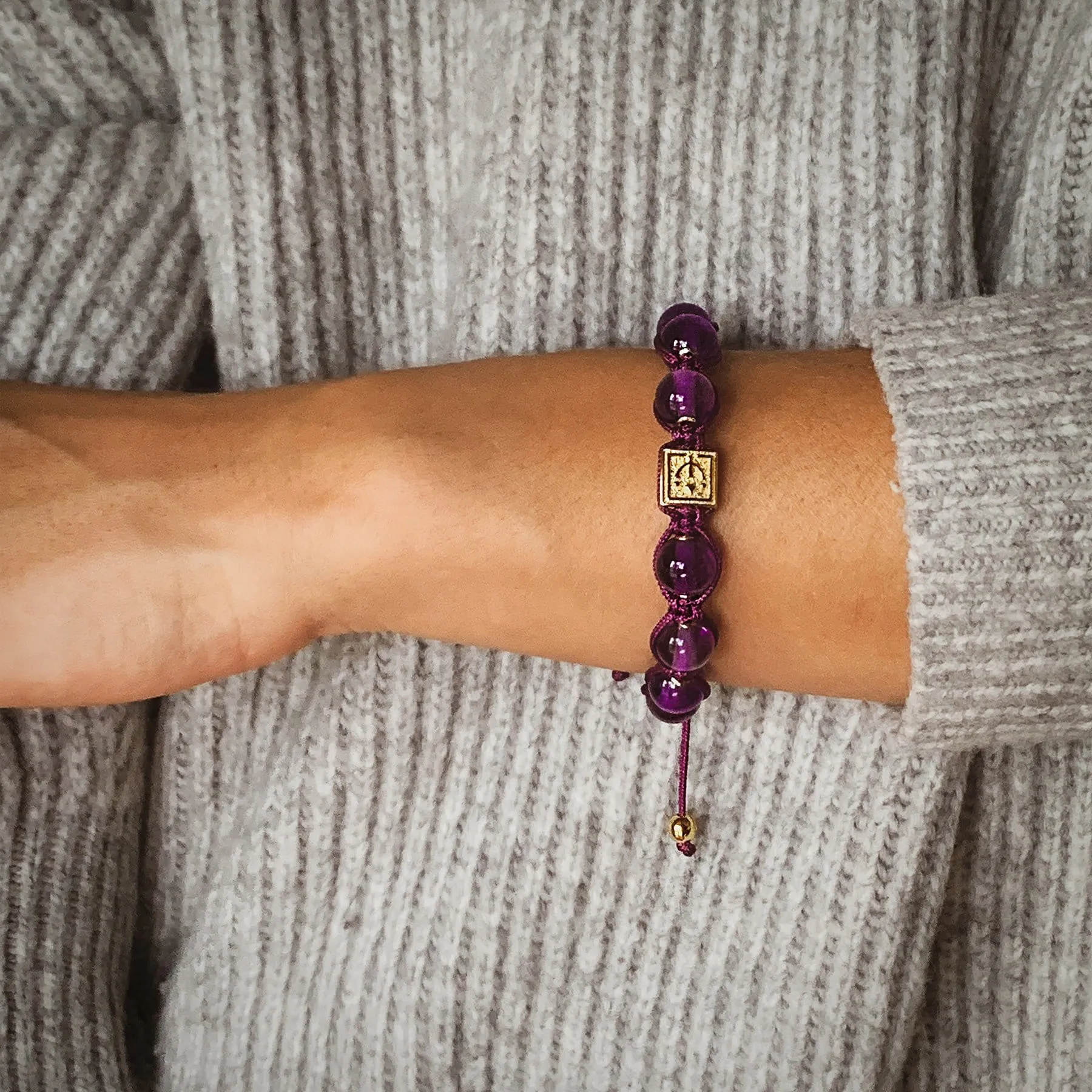 Simply Royal  - Amethyst Macrame Bead Bracelet in Gold | 10MM